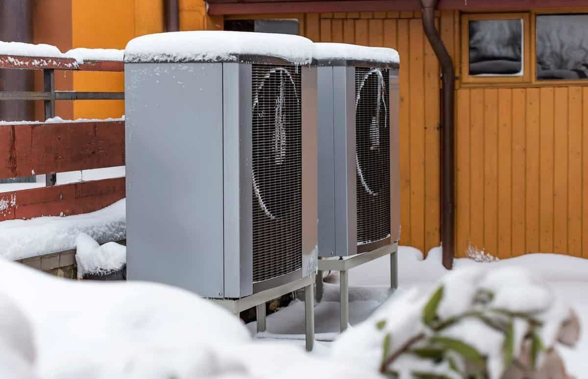 The main differences between furnaces and heat pumps